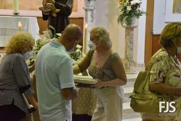  Decenas de fieles rinden pleitesía a San Antonio de Padua en Clavellinas/Francisco Javier Santana.